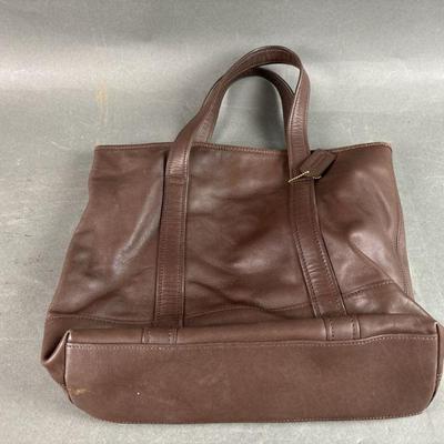 Lot 28 | Coach Leather Purse
