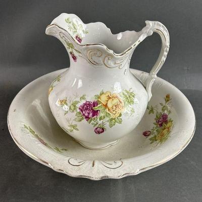 Lot 253 | Vintage Buffalo Pottery Chamber Set
