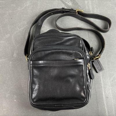 Lot 33 | Coach Leather Crossbody Bag
