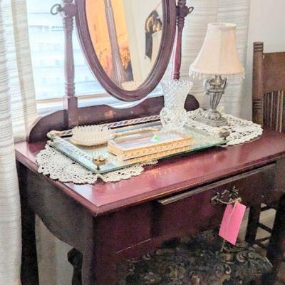 Dressing table with mirrow