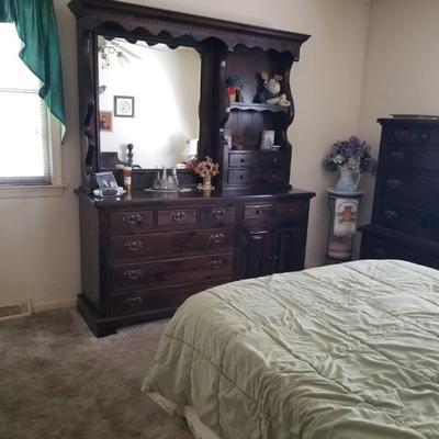 Sale Photo Thumbnail #23: Dressers and bed