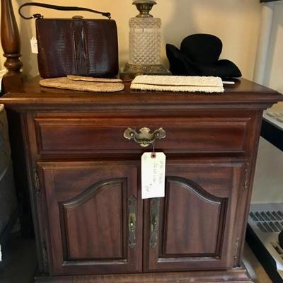 nightstand $69
26 X 15 X 26"
two available