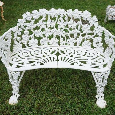 1252	ORNATE CAST METAL GARDEN PATIO BENCH SETTEE, APPROXIMATELY 38 IN X 21 IN X 29 IN H
