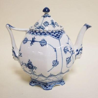 1014	ROYAL COPEHAGEN TEAPOT

