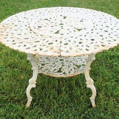 1255	CAST METAL GARDEN PATIO TABLE, APPROXIMATELY 39 IN X 26 IN H

