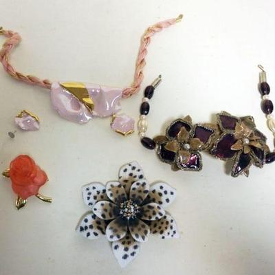 1173	ASSORTED DESIGNER JEWELRY INCLUDING NECKLACE AND EARRINGS SIGNED (1 EARRING NEEDS REPAIR) FLORAL CHOKER, FLORAL PINS, 1 BY REPLICA
