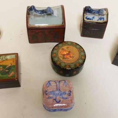 1090	GROUP OF ASSORTED ASIAN PORCELAIN & LACQUERED COVERED TRINKET BOXES
