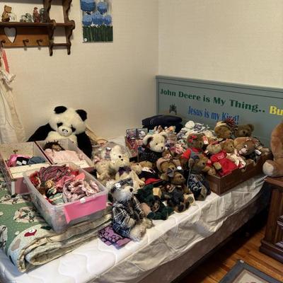 Part of our thousands of teddy bears collectible Boyd Lucy other top names