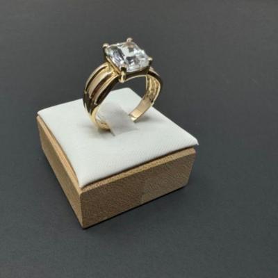 10k Gold Ring w/ Large White Topaz Stone (5 grams)	