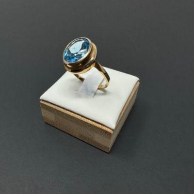 10kt Gold Blue Topaz Ring. (5.16 grams)	