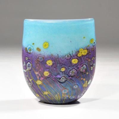 ROBERT HELD (B. 1943) PINCHED ART GLASS VASE | Blue with yellow flowers - l. 8 x w. 4 x h. 9 in.

