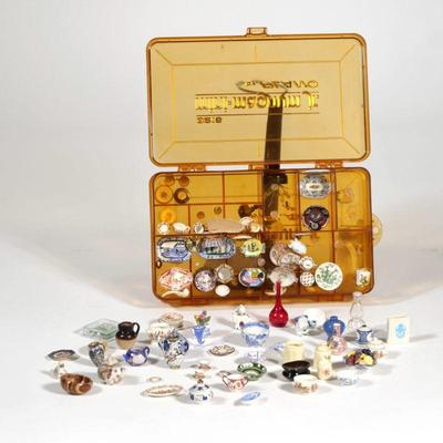 COLLECTION DOLLHOUSE MINIATURE PORCELAIN | Dollhouse miniature Quimper, Chinese export, famille rose, etc, many pieces signed, including...