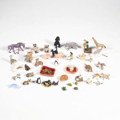 COLLECTION MINIATURE ANIMALS | Dollhouse miniature animal figures, some pieces signed, including dogs, cats, giraffes, etc. - h. 2 in....