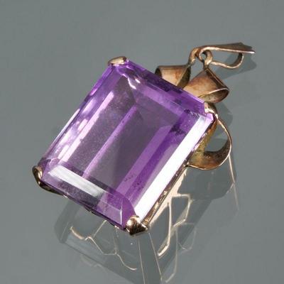 A LARGE RECTANGULAR CUT AMETHYST & 14K GOLD PENDANT | Designed as a central rectangular mixed cut, amethyst (20 x 15.7 x 10.8 mm) set...
