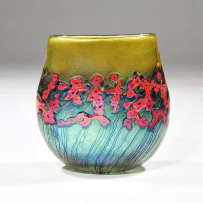 ROBERT HELD (B. 1943) ART GLASS PINCHED VASE | Having a greenish opalescent ground with deep red flowers - l. 7 x w. 4 x h. 7.5 in.

