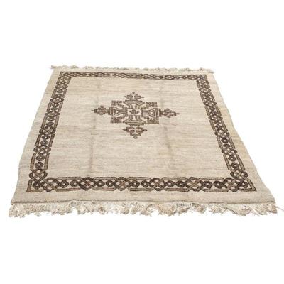 MOROCCAN CARPET | High pile, pale cream with a cognac brown border and central medallion - l. 133 x w. 100 in.

