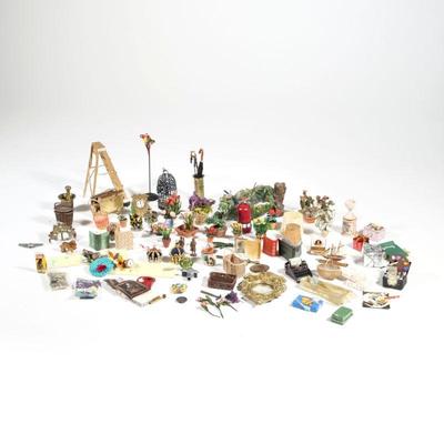 COLLECTION DOLLHOUSE MINIATURES | A collection of miniature dollhouse accessories and decorative objects, including a brass log holder,...