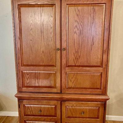 Lot 006-G: Entertainment Armoire #1

Features: Tall, Oak, 4-door Entertainment armoire

Dimensions: 45”W x 23”D x 82”H

Condition: Good...