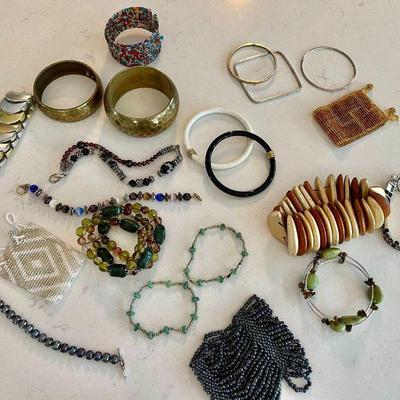 Lot 003-J: Costume Bracelet Collection

Features: 20 eclectic costume bracelets

Condition: Generally Good Pre-Owned Condition. Please...