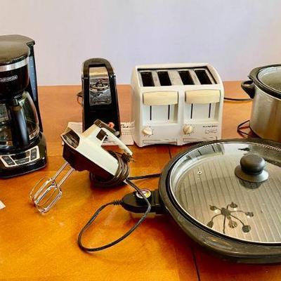 Lot 051-K: Small Kitchen Appliance Assortment

Features: Round electric grill, slow cooker, coffee maker, coffee bean grinder, toaster,...