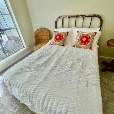 Lot 018-BR2: Vintage Iron Bed Vignette

Includes: 
•	Vintage Bed with weathered metal headboard
o	Includes frame, Full-size mattress and...