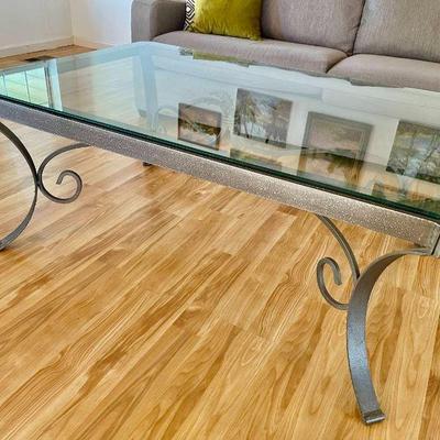 Lot 008-LR: Large Coffee Table

Features: Heavy, hefty glass-top table with an iron frame

Dimensions: 52”L x 36”W x 23”H


Condition:...