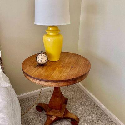 Lot 017-BR2: Round Side Table Vignette

Includes: 
•	Antique solid-wood round side table
•	Yellow porcelain lamp
•	Vintage-style clock...