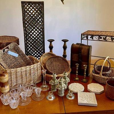 Lot 042-LR: Home Décor 

Features: 
•	Various styled baskets and candlesticks (wood, glass, resin, brass)
•	2 décor tables and a...