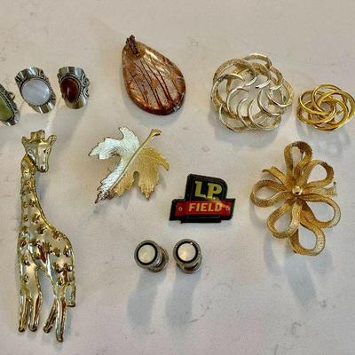 Lot 005-J: Costume Jewelry Potpourri

Features: A small assortment of pins, rings, pendants and more!


Condition: Items are generally in...