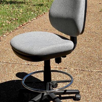 Lot 035-LOC: The Office (Chair)

Features: 5-leg office chair with gray cloth upholstered seat and back and chrome foot bar

Dimensions:...