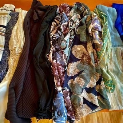 Lot 043-MBC: Scarves #1 – Blues, Greens & Creams

Features:  A colorful trove of various-styled scarves including some made of 100%...