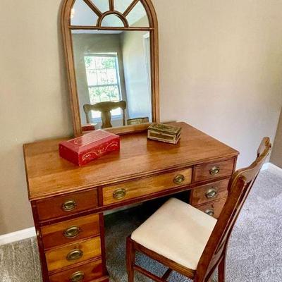 Lot 015-MBR: Desk Vignette

Features: 
•	Vintage solid-wood (Mahogany) desk
•	Mirror from Carolina Mirror Company (“compliments” desk but...