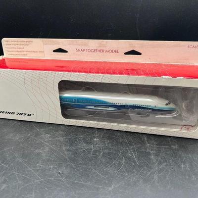 Boeing 787-8 Snap Together Scale Model 1:200 in Original Box
