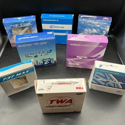 (8) Model Airplanes feat. Boeing 757-200 & More
