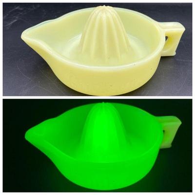 Rare Yellow McKee “Sunkist” Jadeite Reamer Glows in Black Light
