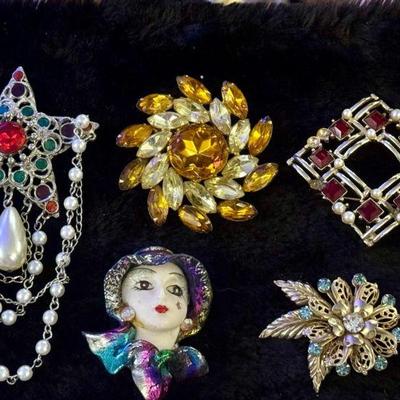 (5) Vintage Brooches Feat. Sarah Coventry
