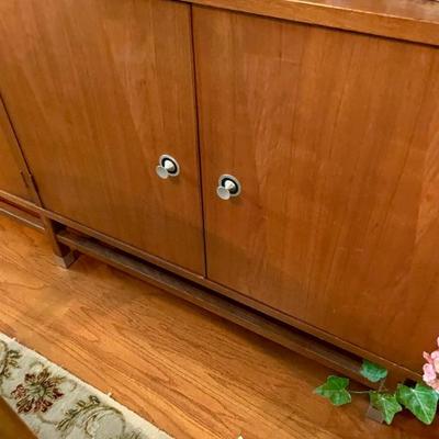 Stanley Mid Century China Cabinet, we have the table 4 chairs and the sideboardStanley Mid Century China Cabinet, we have the table 4...