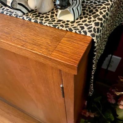 Stanley Mid Century China Cabinet, we have the table 4 chairs and the sideboard