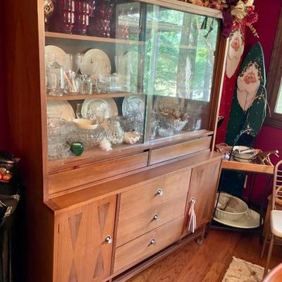 Stanley Mid Century China Cabinet, we have the table 4 chairs and the sideboard