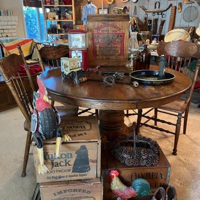 TABLE AND 4 CHAIRW/ LEAVE