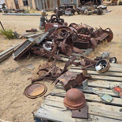 #2606 • 2 Engines 1 Wisconsin Compressor amd Engine Parts
