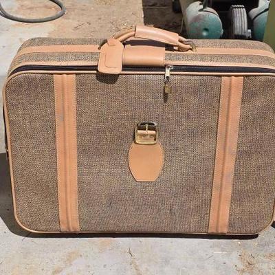 #1042 • 5th Ave Luggage

