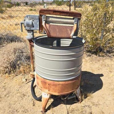 #540 • Antique Wringer Washing Machine
