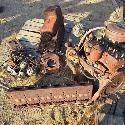 #2520 • 2 Flat head Engines and Pistons
