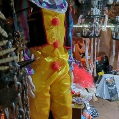 Halloween mannequin clown Pennywise