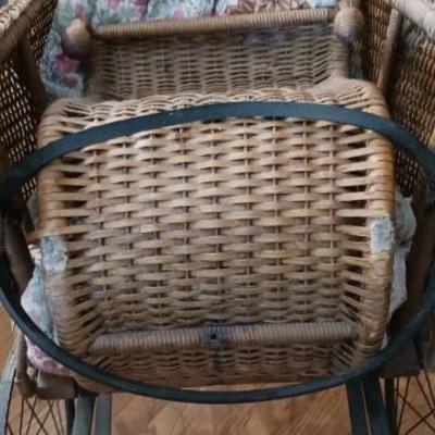 Wicker baby coach