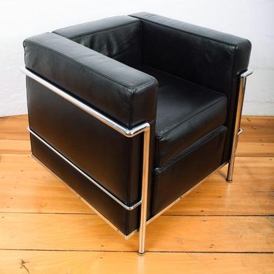 Lc2 cassina club chair 1