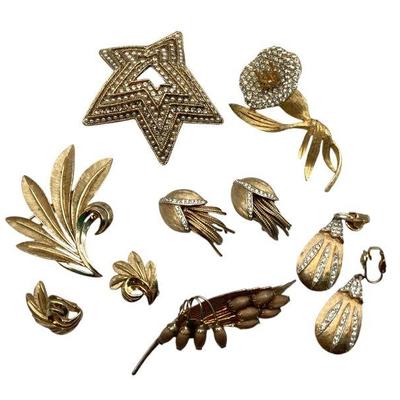 KIHE904 Vintage Weiss, Hattie Carnegie, Trifari, Graziano Brooches And More	Sparkling and gold, gorgeous Graziano star pin, with seed...