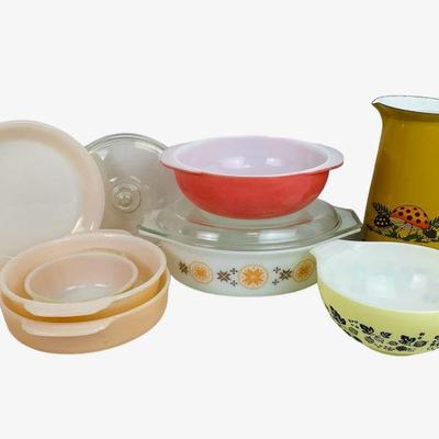 DEJE606 Vintage Sears, Pyrex And Fireking	This lot includes four Fireking peach (1PT,1 1/2QT, 8inch pan and 9 inch plate), vintage Pyrex...