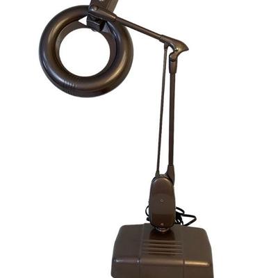 MANA604 Vintage Dazor Floating Lamp	This lot includes a vintage C.1950's Vintage floating fixture magnifying Lamp, model : M-1470....